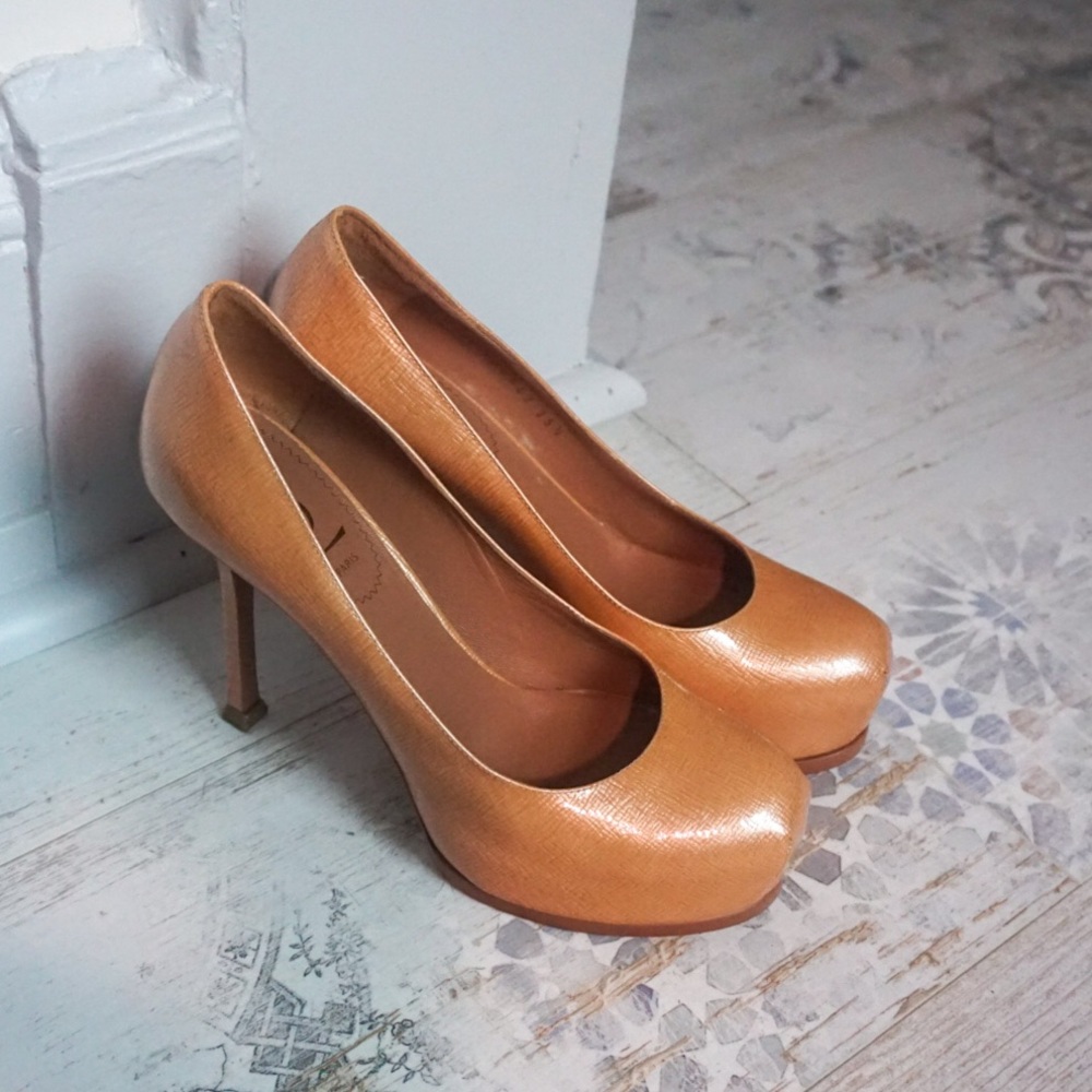 YSL Tribtoo Tribute Two Pumps in Saffiano Leather